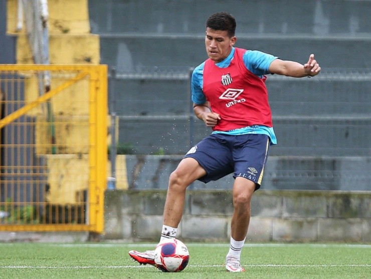 Foto: Reprodução/Santos FC – Leonardo Zabala treinado com a equipe principal