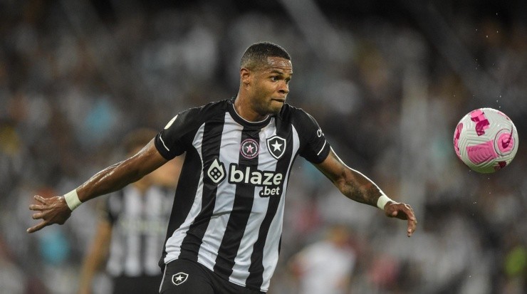 Foto: Thiago Ribeiro/AGIF - Júnior defendeu o Bota em 2022.