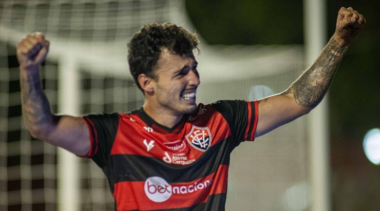 Foto: Jhony Pinho/AGIF - Zeca comemorando seu primeiro tento pelo Clube.