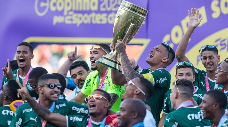 Foto: Marcello Zambrana/AGIF - Verdão levantou a taça da Copinha pelo segundo ano seguido