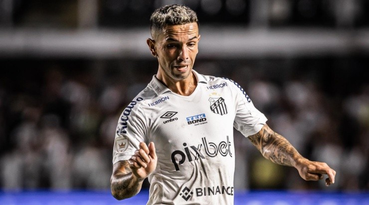 Foto: Raul Baretta / Santos FC / Divulgação - Carabajal: meia recebeu proposta para deixar o Santos