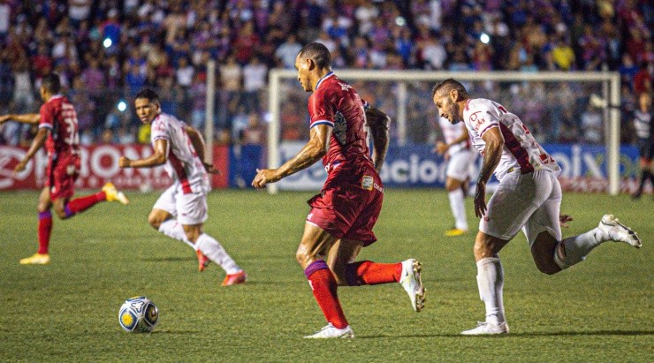 Foto: Lucas Emanuel/AGIF - Titi em ação no duelo contra o Sergipe. Foto: Lucas Emanuel/AGIF - Titi em ação no duelo contra o Sergipe.
