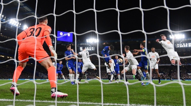 Foto: Mike Hewitt/Getty Images - Goleiro em ação diante do Chelsea (ING), há pouco menos de um ano.