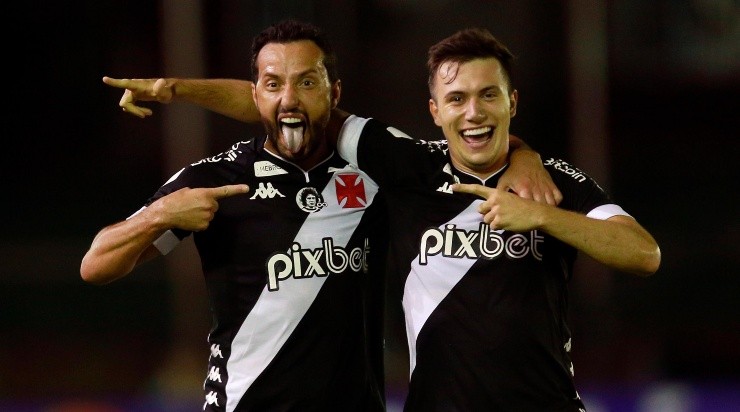 Foto: Daniel Ramalho/Vasco - Nenê e Piton comemorando gol contra a Portuguesa.