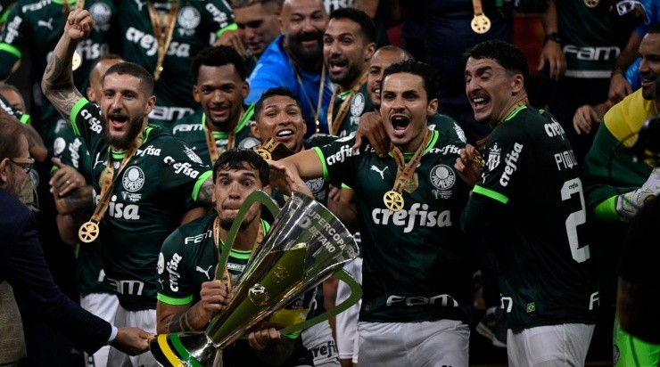 Foto: Mateus Bonomi/AGIF - Momento em que os jogadores levantaram o troféu.