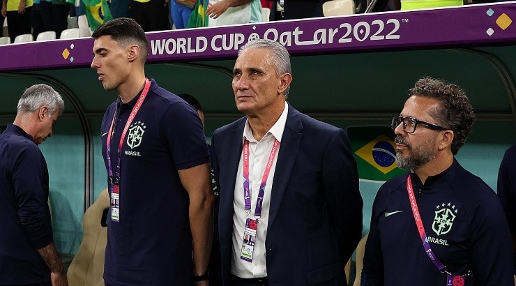 Foto: Julian Finney/Getty Images - Cléber ao lado de Tite na partida contra Camarões. 