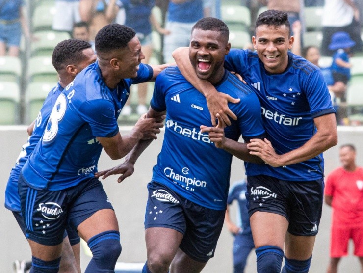 Fernando Moreno/AGIF – Nikão e seus parceiros comemorando gol do Cruzeiro