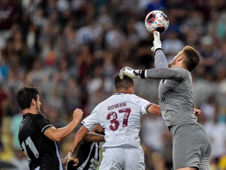 Thiago Ribeiro/AGIF – Disputa pela bola entre Lucas Perri e Giovanni