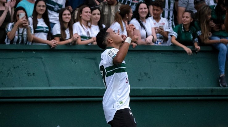 Foto: Guilherme Griebeler/Site oficial Coritiba - Kaio César marcou seu primeiro gol como profissional 