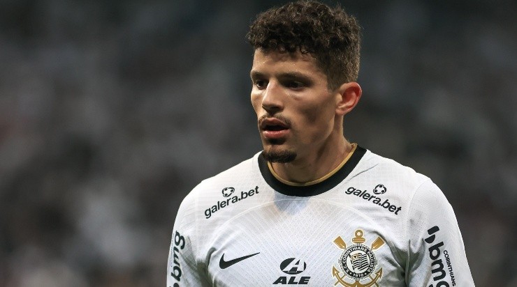 Foto: Marcello Zambrana/AGIF - Rafael Ramos: lateral enfrenta forte concorrência no Timão