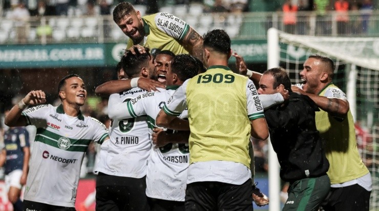 Foto: Robson Mafra/AGIF - Jogadores comemorando um dos gols de Pinho contra o Cianorte.