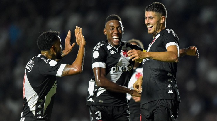 Foto: Thiago Ribeiro/AGIF - Pedro comemorando com Léo e Jair, outros dois reforços. 