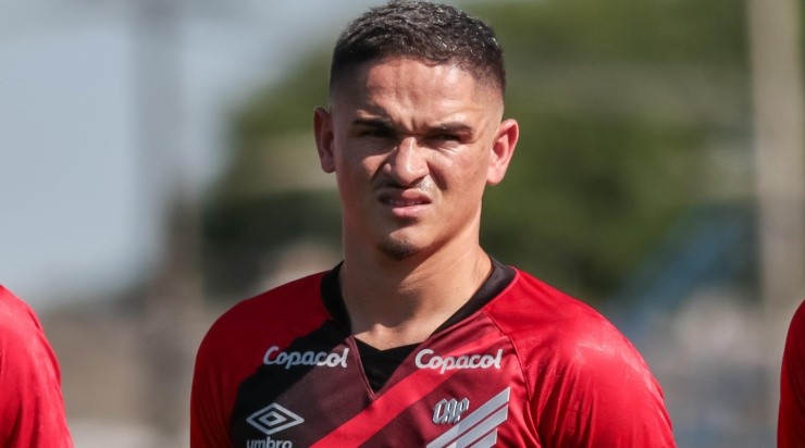 Foto: Robson Mafra/AGIF - Khellven: lateral assinou novo contrato com o Athletico