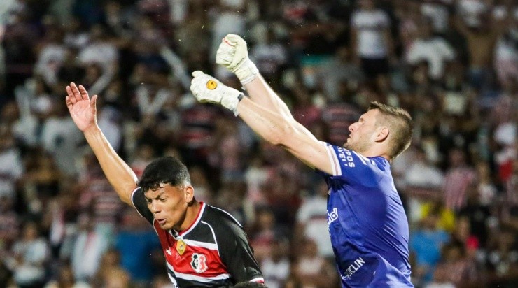 Foto: Rafael Vieira/AGIF - Goleiro em ação na partida contra o Santa Cruz.