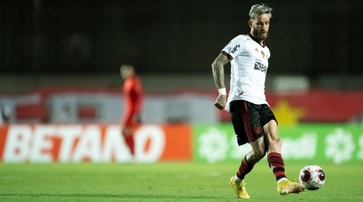 Foto: Jorge Rodrigues/AGIF - Léo Pereira: zagueiro do Flamengo se machucou contra o Al Hilal Foto: Jorge Rodrigues/AGIF - Léo Pereira: zagueiro do Flamengo se machucou contra o Al Hilal