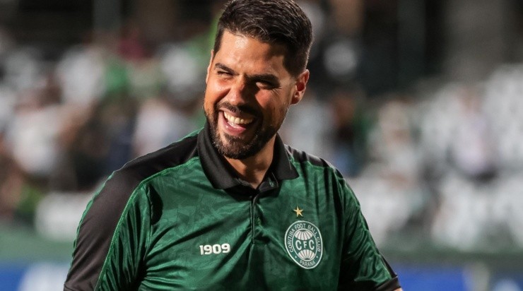 Foto: Robson Mafra/AGIF - António Oliveira: treinador já recebeu uma série de reforços no Coxa