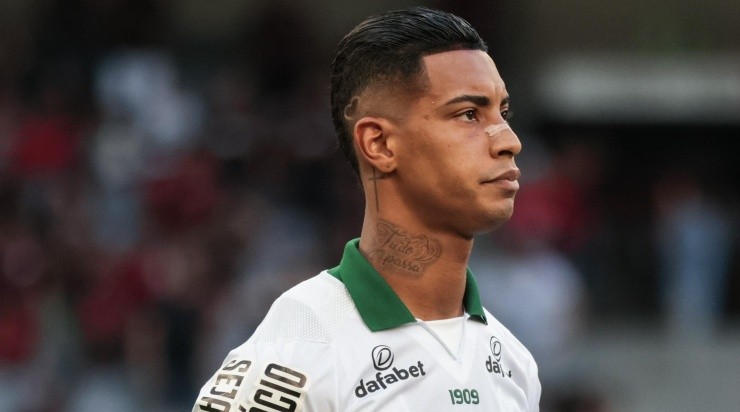 Foto: Robson Mafra/AGIF - Alef Manga é um dos destaques do Coxa.