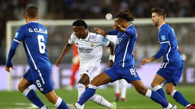Foto: Michael Steele/Getty Images - Vini Júnior em disputa de bola durante a partida.