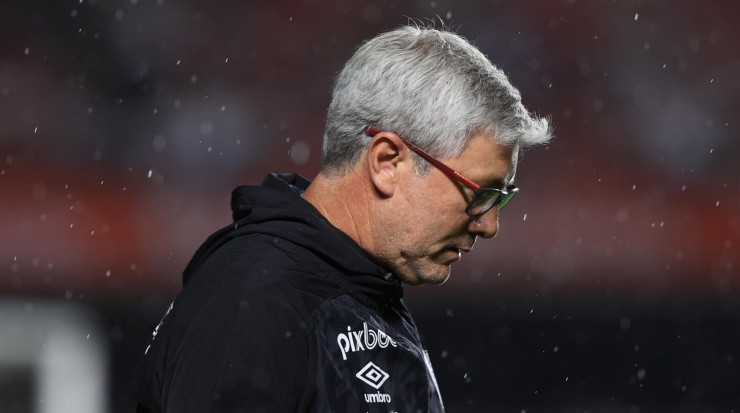Foto: Marcello Zambrana/AGIF - Odair está pressionado no Santos.