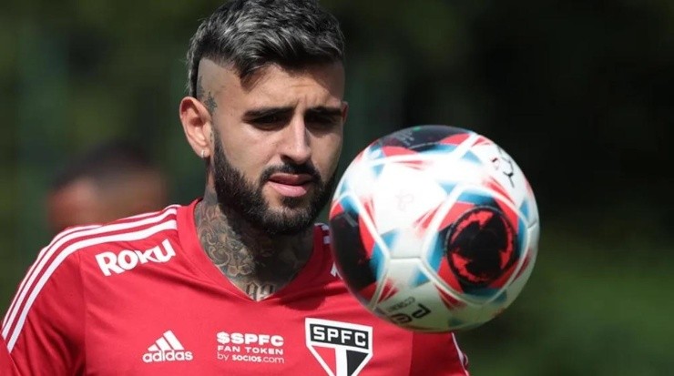 Foto: Rubens Chiri / saopaulofc.net / Divulgação - Volante vai disputar posição na lateral Foto: Rubens Chiri / saopaulofc.net / Divulgação - Volante vai disputar posição na lateral