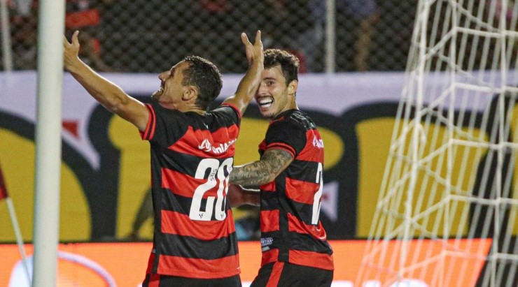 Renan Oliveira/AGIF – Dibble e Zeca comemorando gol do Vitória