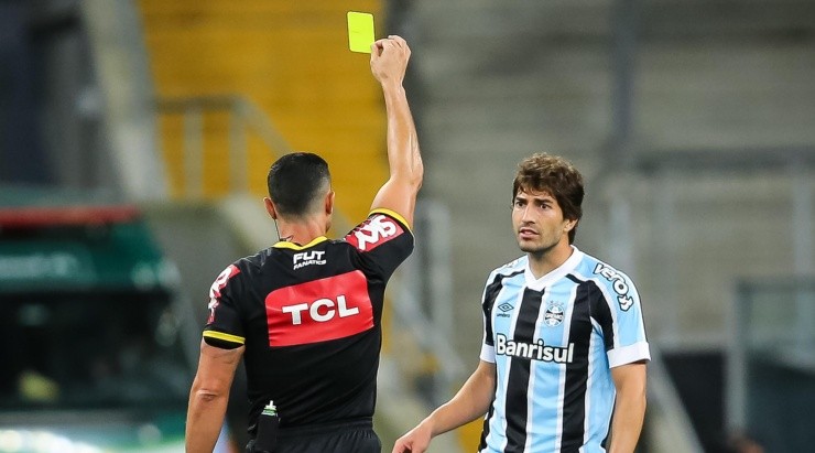 Foto: Pedro H. Tesch/AGIF - Volante convive com críticas da torcida no Grêmio. Foto: Pedro H. Tesch/AGIF - Volante convive com críticas da torcida no Grêmio.