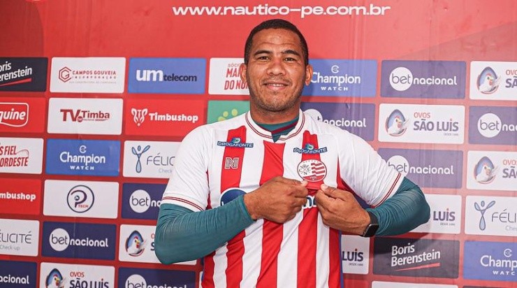 Foto: Reprodução/ Tiago Caldas/CNC – Jael sendo apresentado pelo Náutico