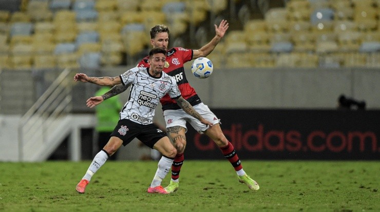 Foto: Thiago Ribeiro/AGIF -  Lance de Léo Pereira gerou muita repercussão na época.