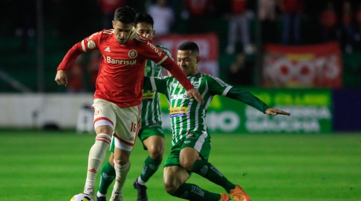Foto: Luiz Erbes/AGIF - Darlan em ação com a camisa do Juventude.
