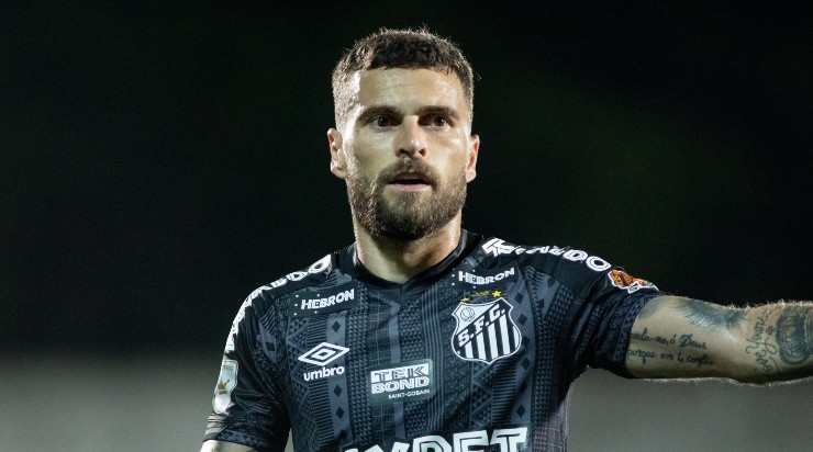 Foto: Abner Dourado/AGIF - Lucas Lima foi contratado para tentar a ajudar o Santos e fugir do rebaixamento