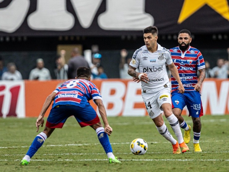 Raul Baretta/AGIF – Rodrigo Fernández atuando pelo Santos em 2022