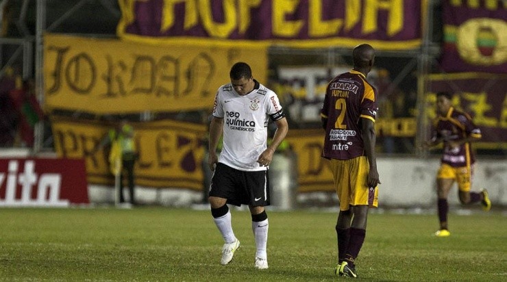 Foto: Daniel Augusto Jr./Fotoarena - Ronaldo se aposentou após a eliminação para o Tolima.
