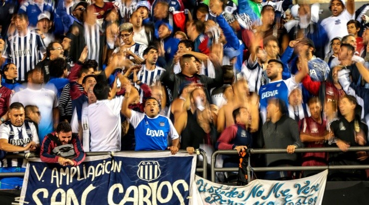 Foto: Ale Cabral/AGIF - Torcida argentina celebrando no Morumbi.