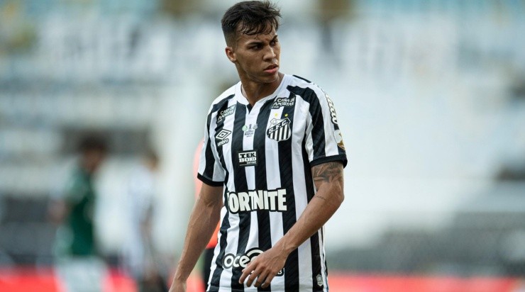 Foto: Jorge Rodrigues/AGIF - O Peixe pode entrar na disputa para ter o atacante Foto: Jorge Rodrigues/AGIF - O Peixe pode entrar na disputa para ter o atacante