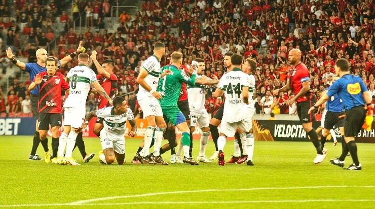 Foto: Gabriel Machado/AGIF - Imagem do momento da confusão no clássico.