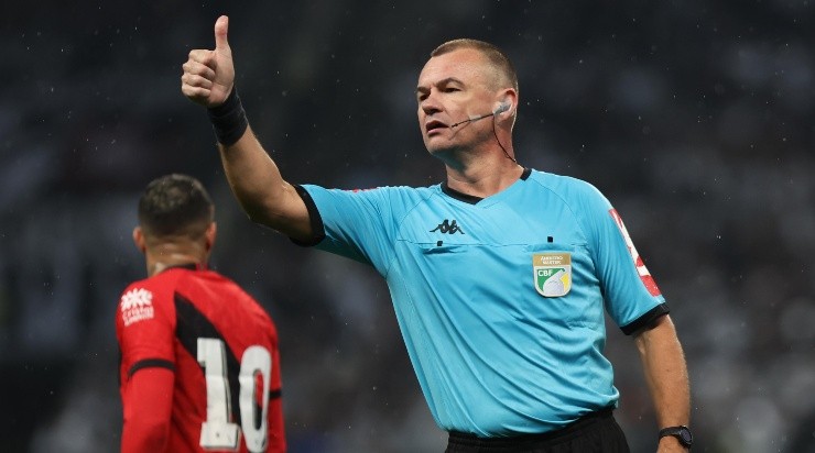 Foto: Marcello Zambrana/AGIF - Com Vuaden no apito, o Inter venceu mais clássicos que o Grêmio