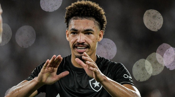 Foto: Thiago Ribeiro/AGIF - Adryelson: zagueiro marcou gol da classificação do Botafogo Foto: Thiago Ribeiro/AGIF - Adryelson: zagueiro marcou gol da classificação do Botafogo