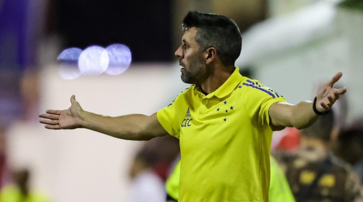 Foto: Gilson Junio/AGIF - Pezzolano ainda não conseguiu ajustar o time em 2023.