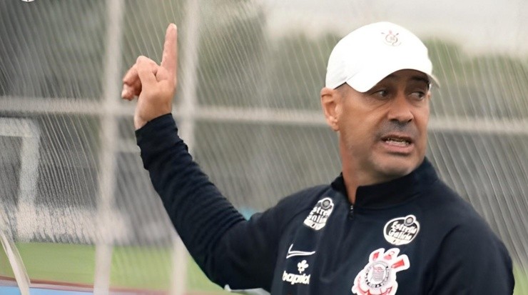 Foto: Reprodução/Corinthians TV - Flávio de Oliveira é o preparador físico do Corinthians