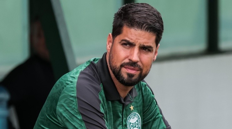 Foto: Robson Mafra/AGIF - Torcedores pediram a demissão de António Oliveira