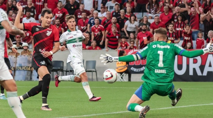 Foto: Robson Mafra/AGIF - Gabriel em ação no clássico contra o Athletico.