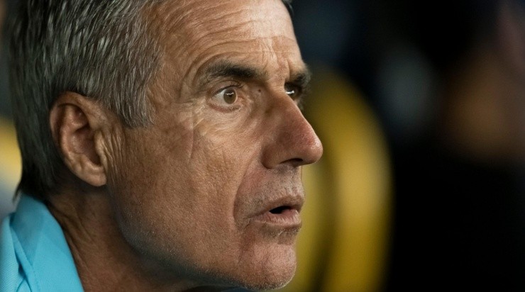 Foto: Jorge Rodrigues/AGIF - Luis Castro está pressionado no cargo. Foto: Jorge Rodrigues/AGIF - Luis Castro está pressionado no cargo.