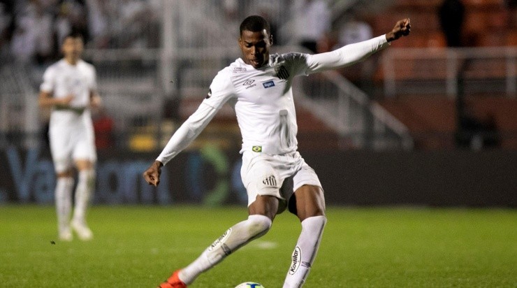 Foto: Daniel Vorley/AGIF - Jean Lucas atuando pelo Peixe, em 2019.
