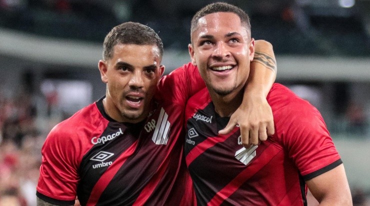 Foto: Robson Mafra/AGIF - Terans e Vitor Roque: decisivos para o Furacão