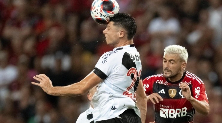Foto: Jorge Rodrigues/AGIF - Capasso em ação no clássico: erro do argentino foi determinante para resultado
