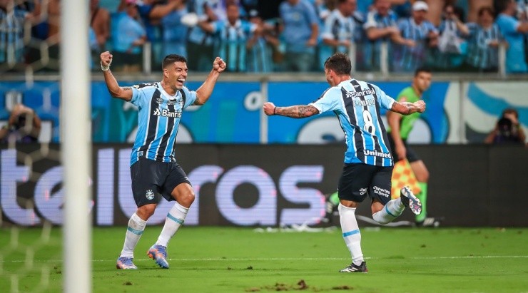 Foto: Lucas Uebel/Grêmio/Divulgação - Suárez e Carballo: uruguaios foram decisivos para o Grêmio no GreNal