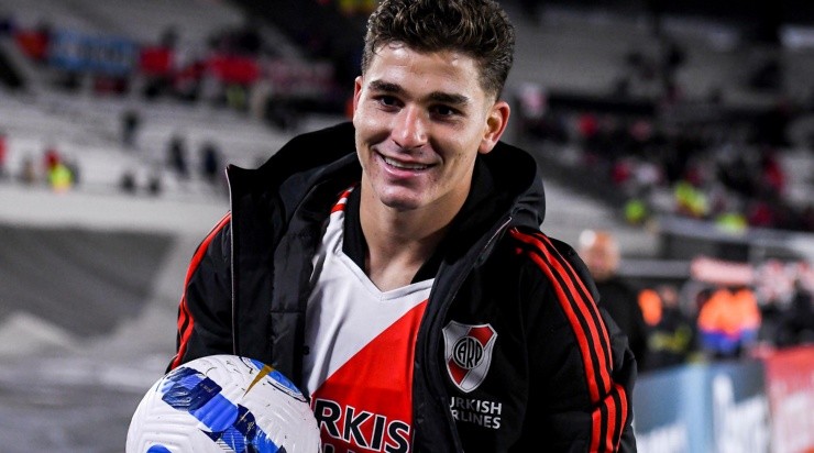 Foto: Marcelo Endelli/Getty Images - Após marcar seis vezes, Julián levou duas bolas para casa.