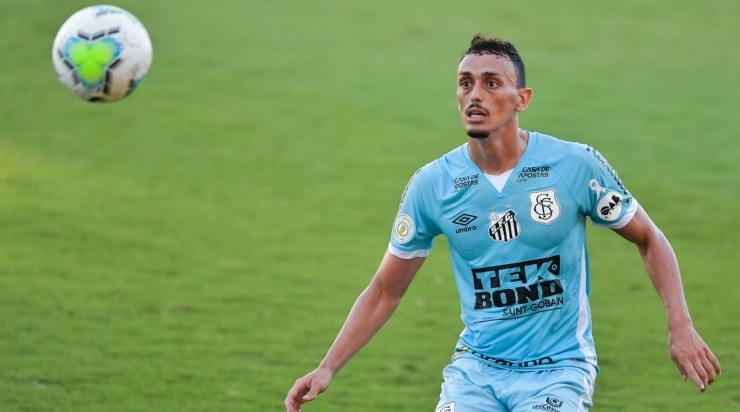 Foto: Thiago Ribeiro/AGIF - Diego Pituca: ex-Santos, volante entrou na mira do Internacional