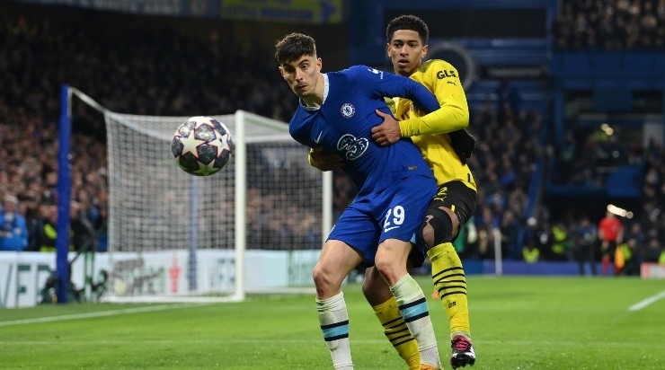 Foto: Justin Setterfield/Getty Images - Bellingham em ação contra o Chelsea, nas oitavas. 
