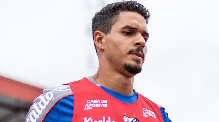 Foto: Rebeca Reis/AGIF - Lucas Veríssimo atuou pelo Santos entre 2016 e 2021